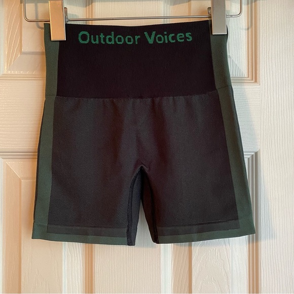 NWOT Outdoor Voices SeamlessSmooth 4" Short in Evergreen, Size XS - Picture 2 of 3